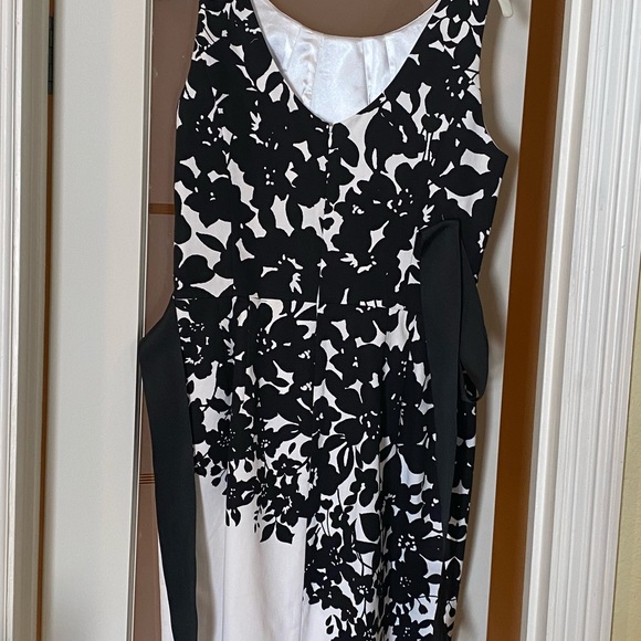 Black and white fitted sleeveless straight dress. - Picture 2 of 5